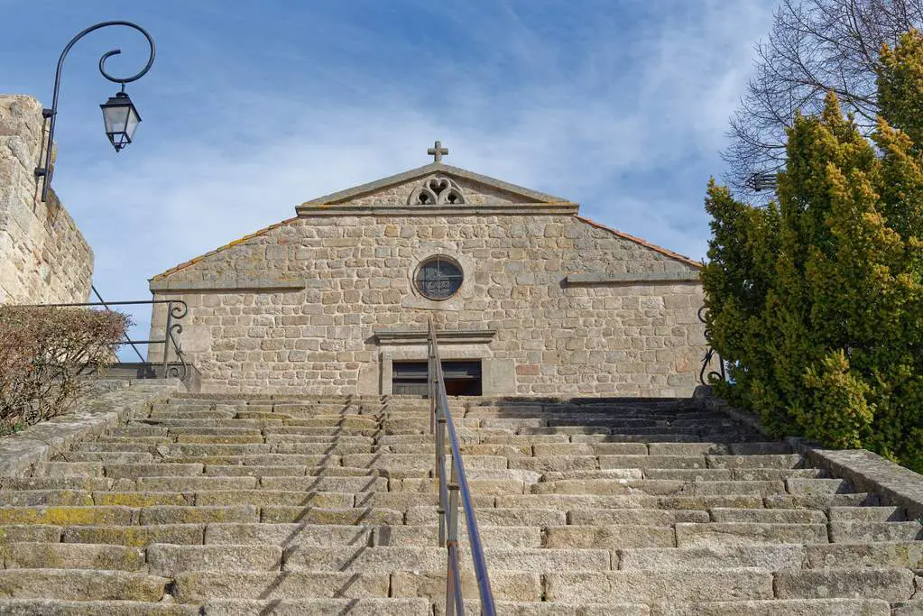 Église Chambles  (Saint Pierre)