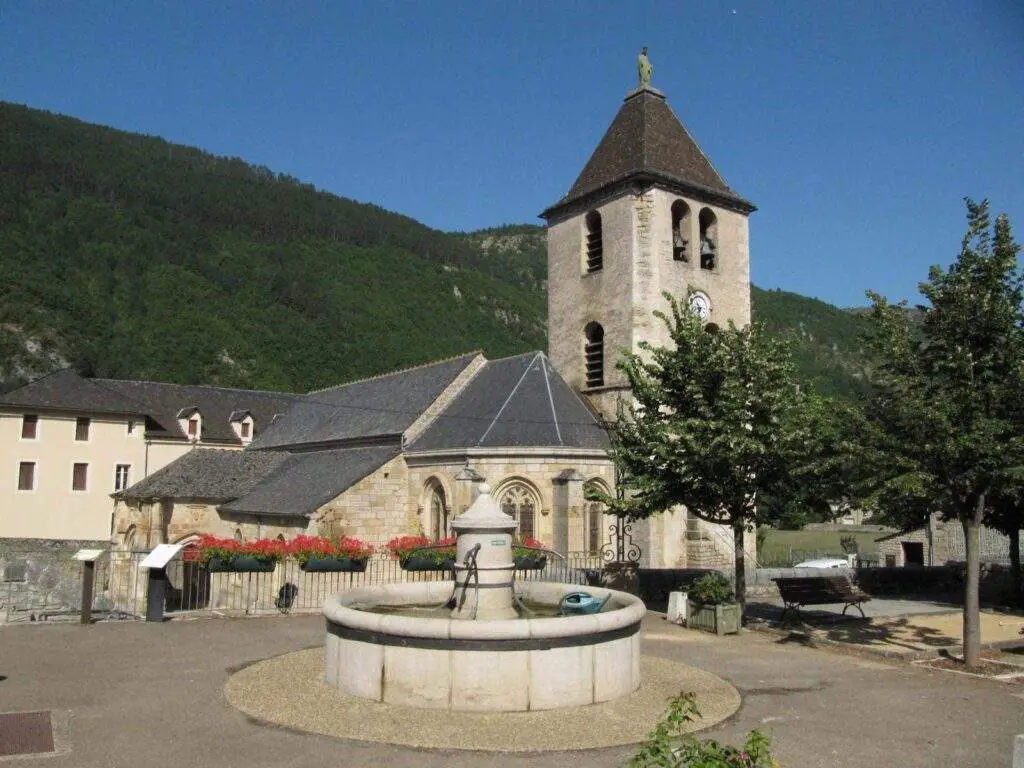 Église Quezac (Nd de La Nativité)