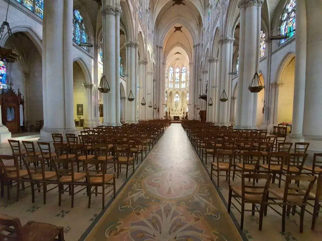 Église Sérigny («La Belle Indienne»)